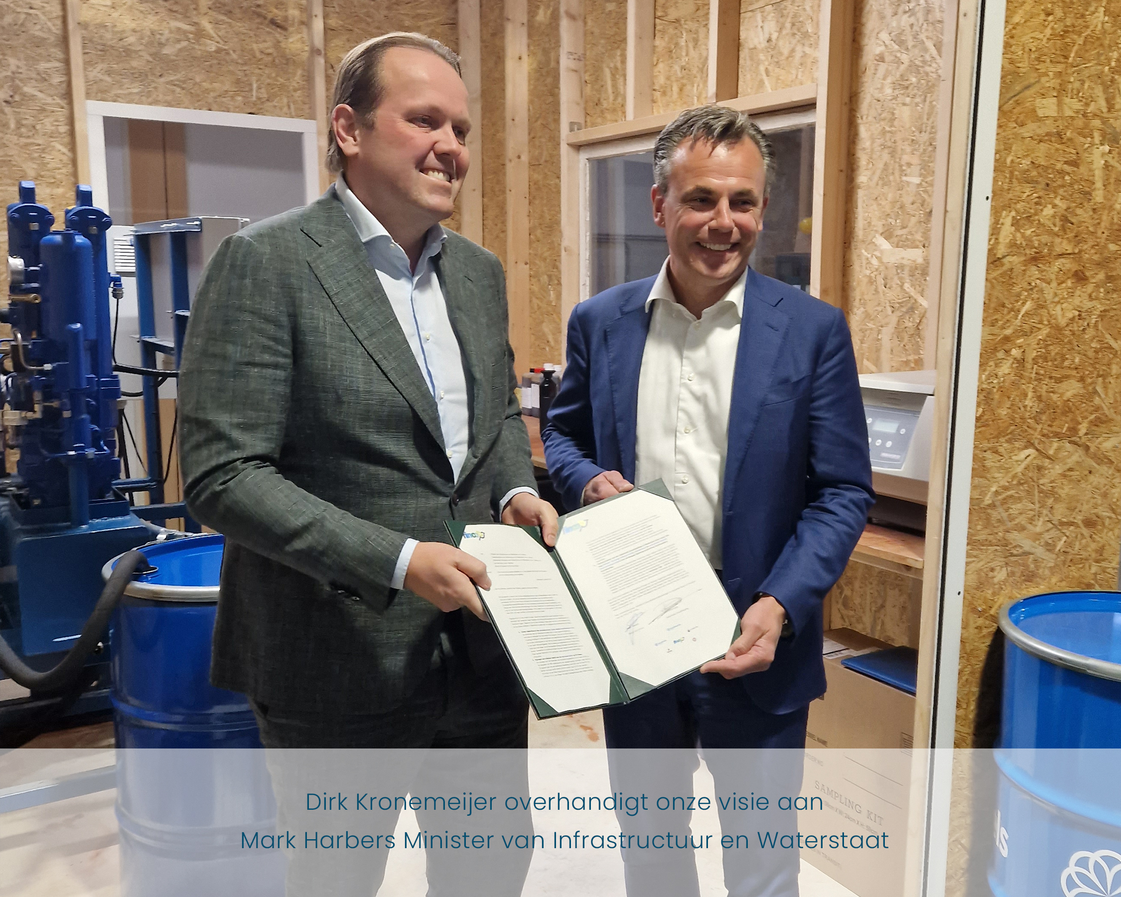 Dirk Kronemeijer overhandigt onze visie aan Mark Harbers Minister van Infrastructuur en Waterstaat  