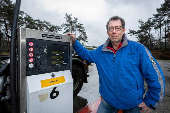 Man bij tankstation