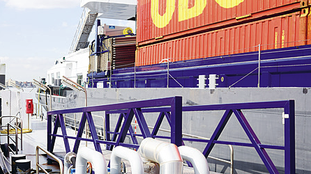 Boot met containers in de haven om te tanken