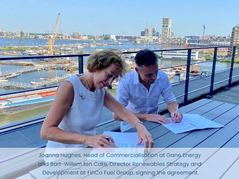 Joanna Hughes, Head of Commercialisation at Gane Energy and Bart-Willem ten Cate, Director Renewables Strategy and Development at FinCo Fuel Group, signing the agreement. 